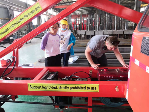 客戶驗(yàn)收液壓升降平臺(tái) 客戶驗(yàn)收液壓升降平臺(tái)