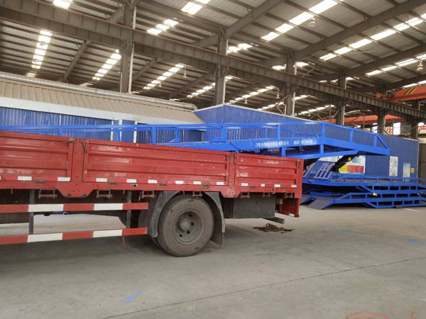 移動(dòng)式液壓登車橋 移動(dòng)式液壓登車橋